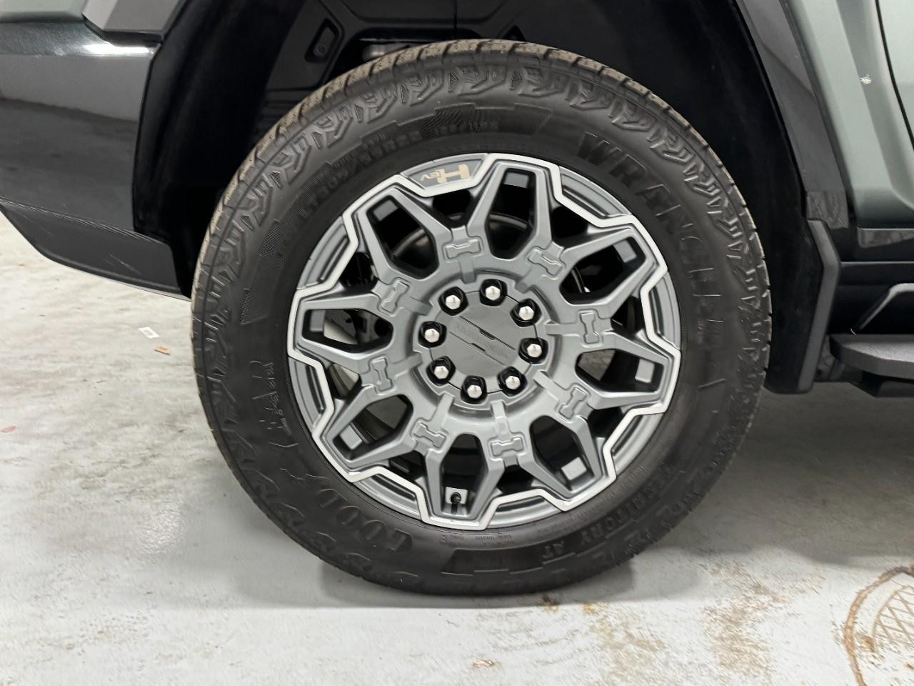 GMC HUMMER EV SUV Vehicle Full-screen Gallery Image 5