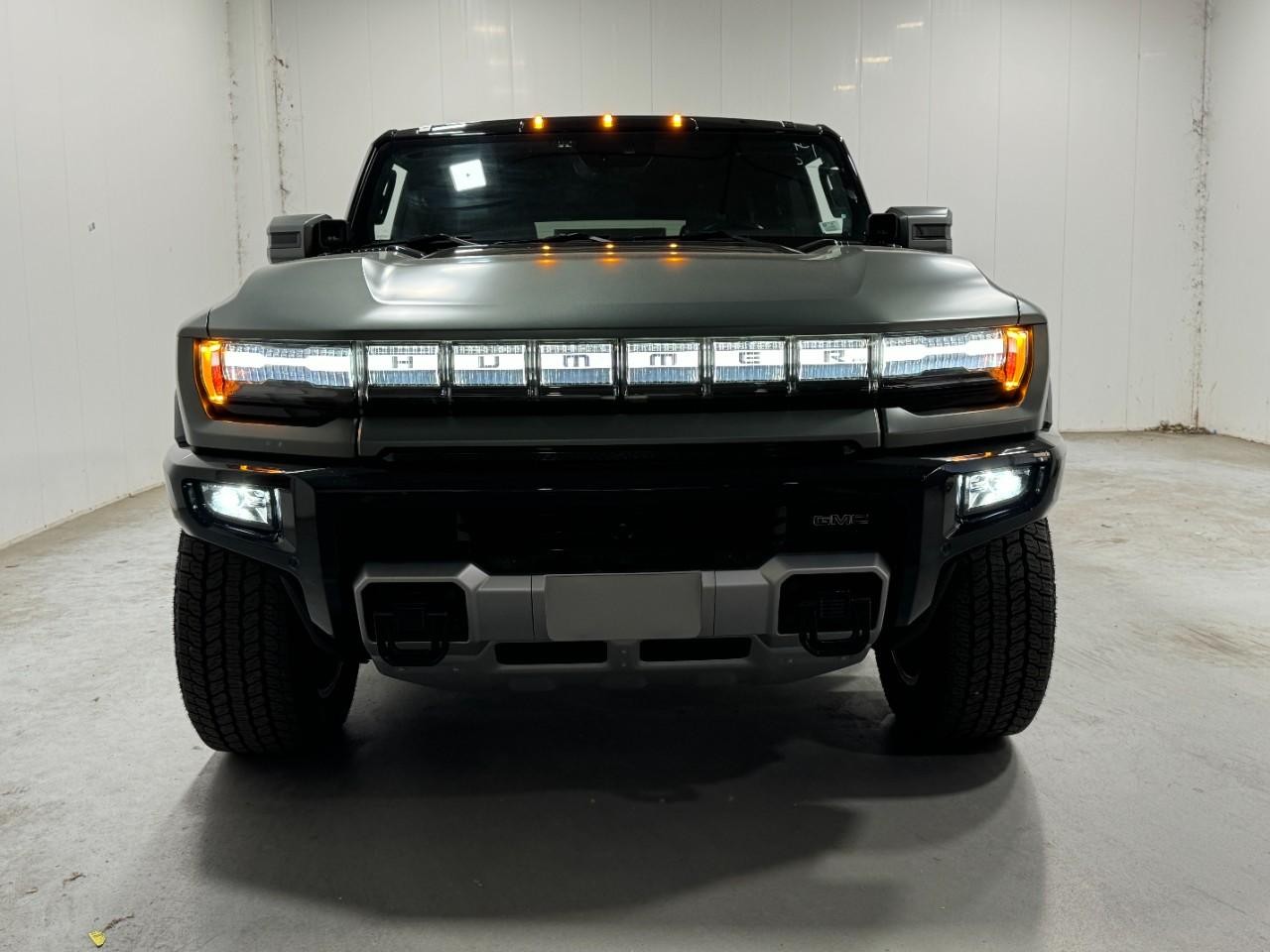 GMC HUMMER EV SUV Vehicle Full-screen Gallery Image 7