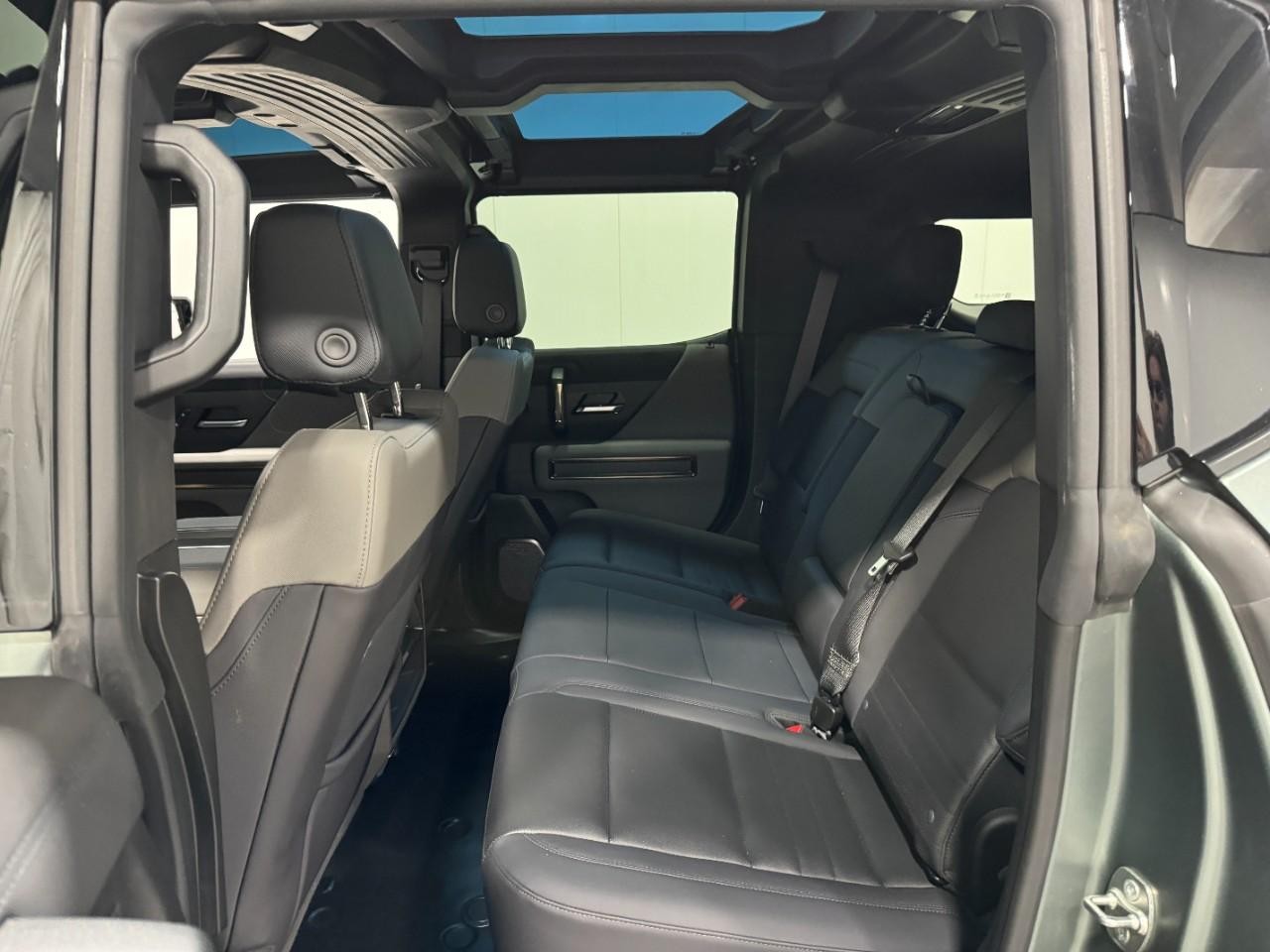 GMC HUMMER EV SUV Vehicle Full-screen Gallery Image 8