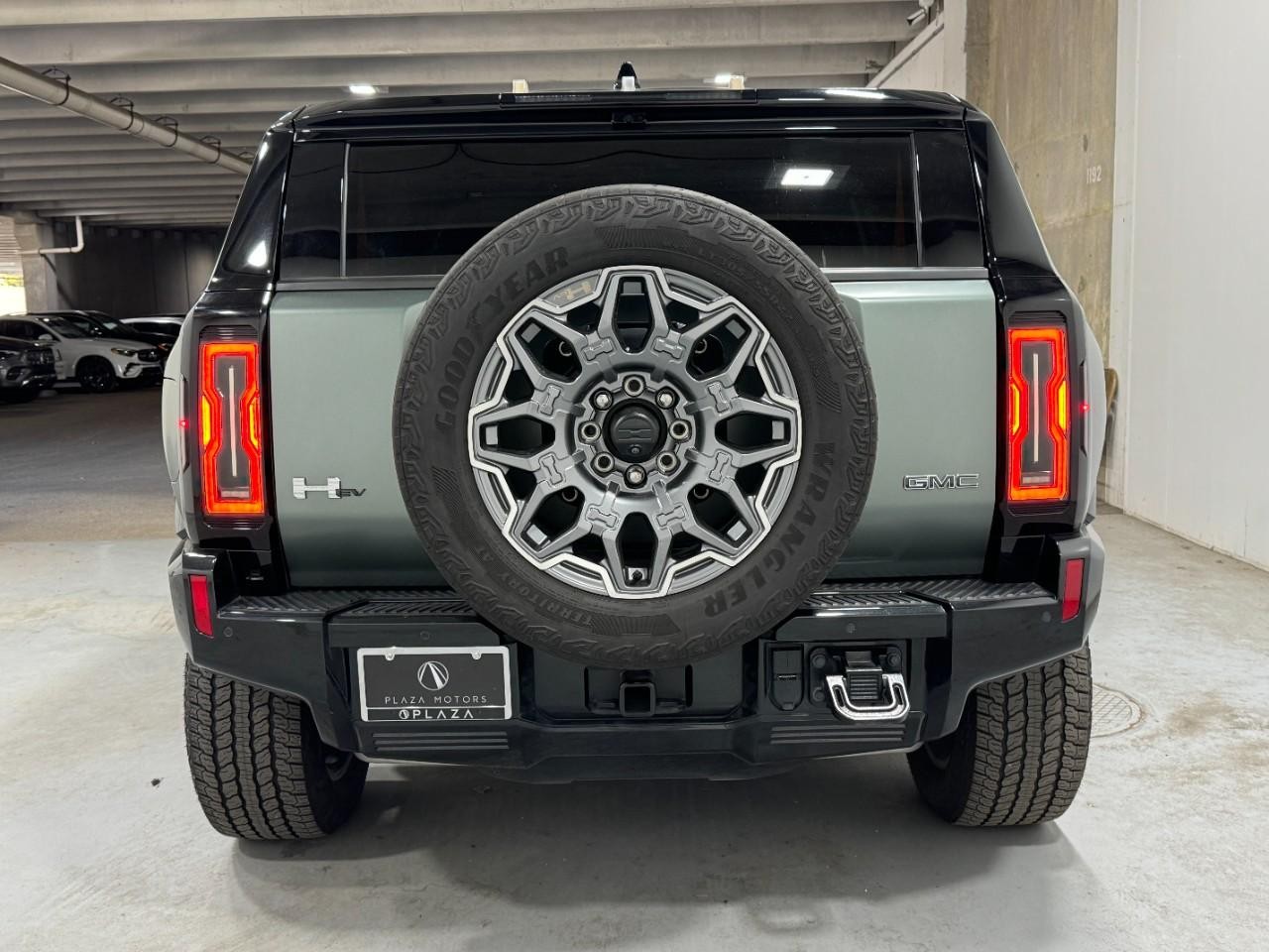 GMC HUMMER EV SUV Vehicle Full-screen Gallery Image 9