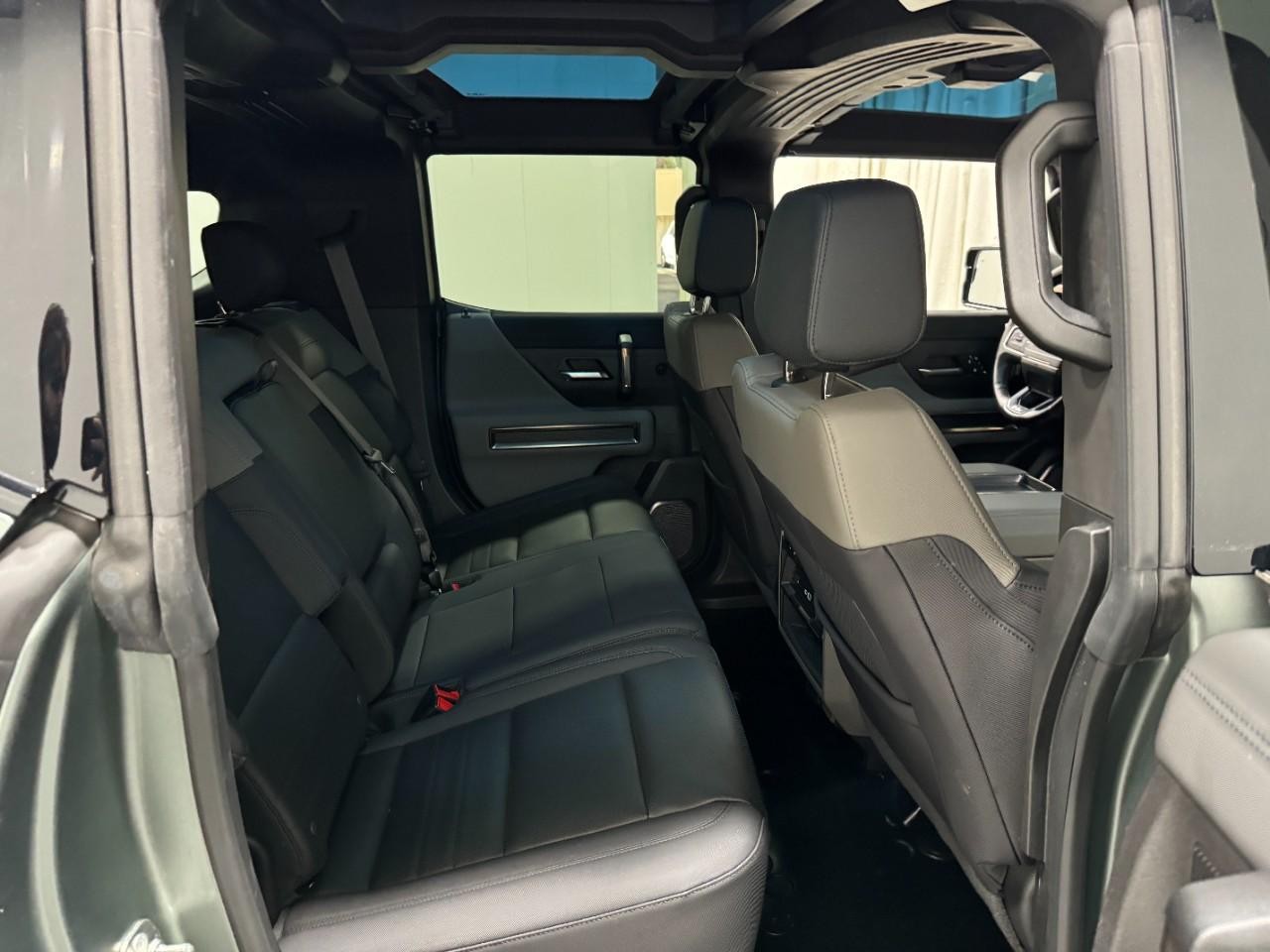 GMC HUMMER EV SUV Vehicle Full-screen Gallery Image 10