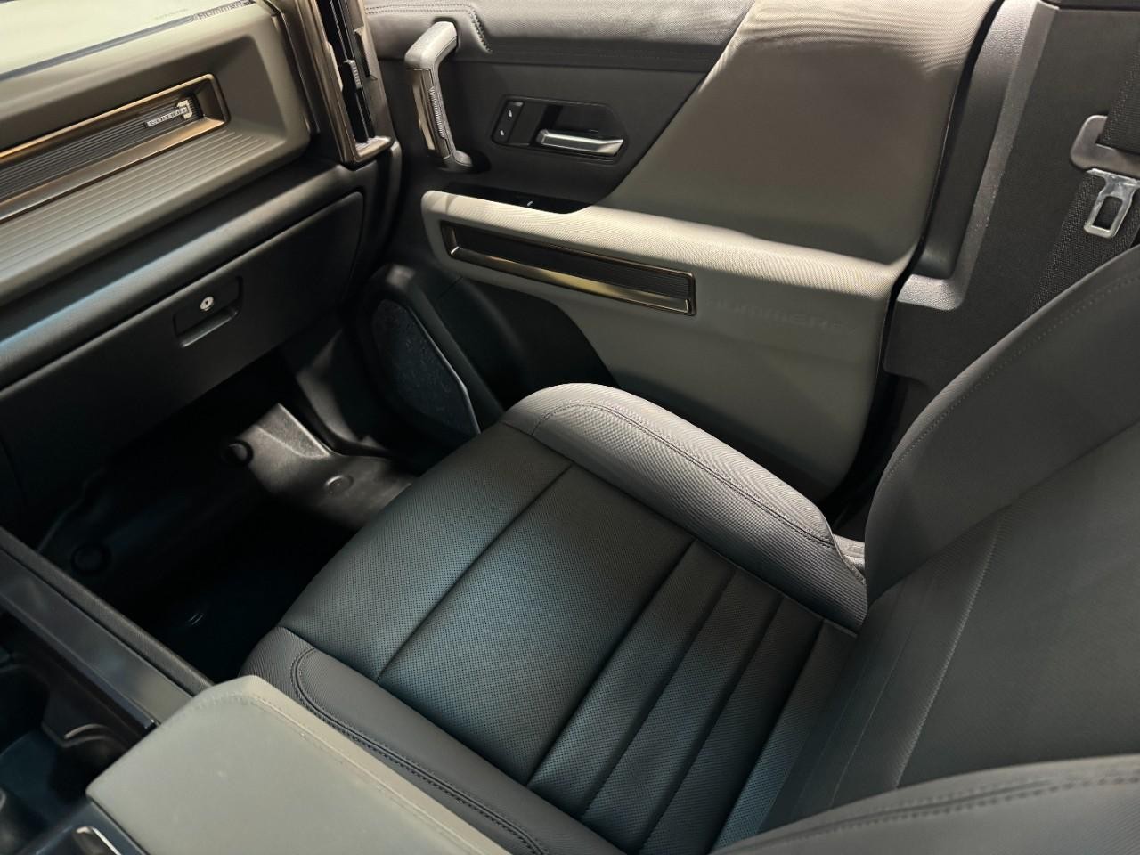 GMC HUMMER EV SUV Vehicle Full-screen Gallery Image 17