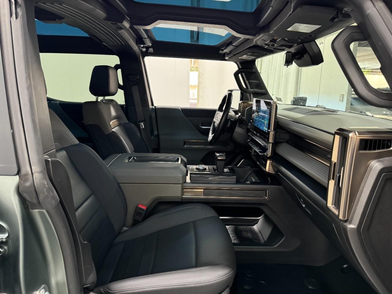 GMC HUMMER EV SUV Vehicle Full-screen Gallery Image 18