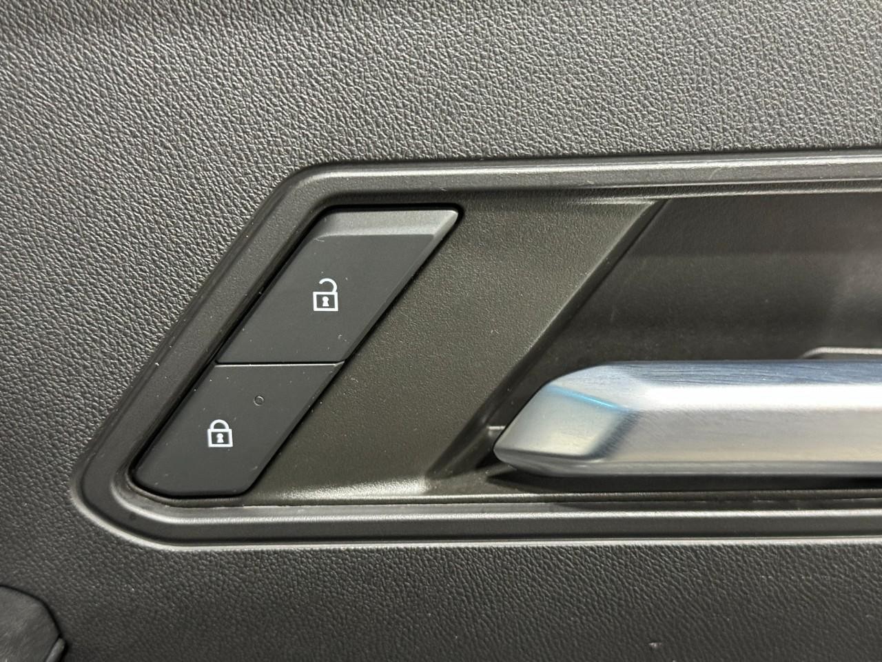 GMC HUMMER EV SUV Vehicle Full-screen Gallery Image 21