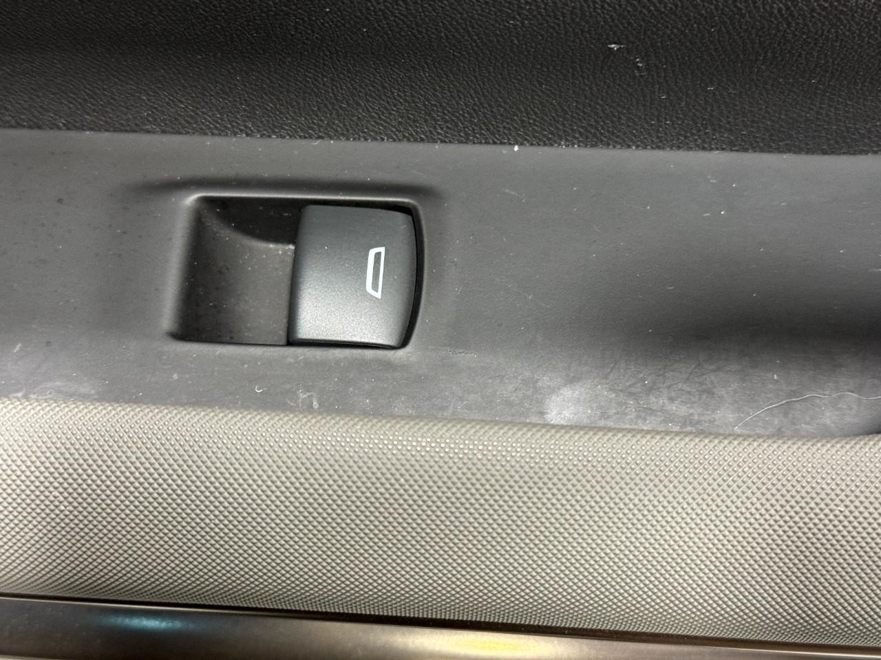 GMC HUMMER EV SUV Vehicle Full-screen Gallery Image 22