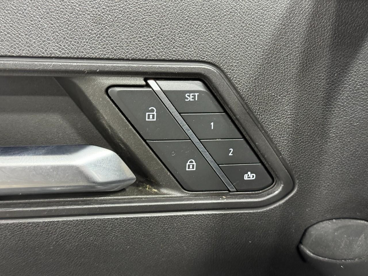 GMC HUMMER EV SUV Vehicle Full-screen Gallery Image 23