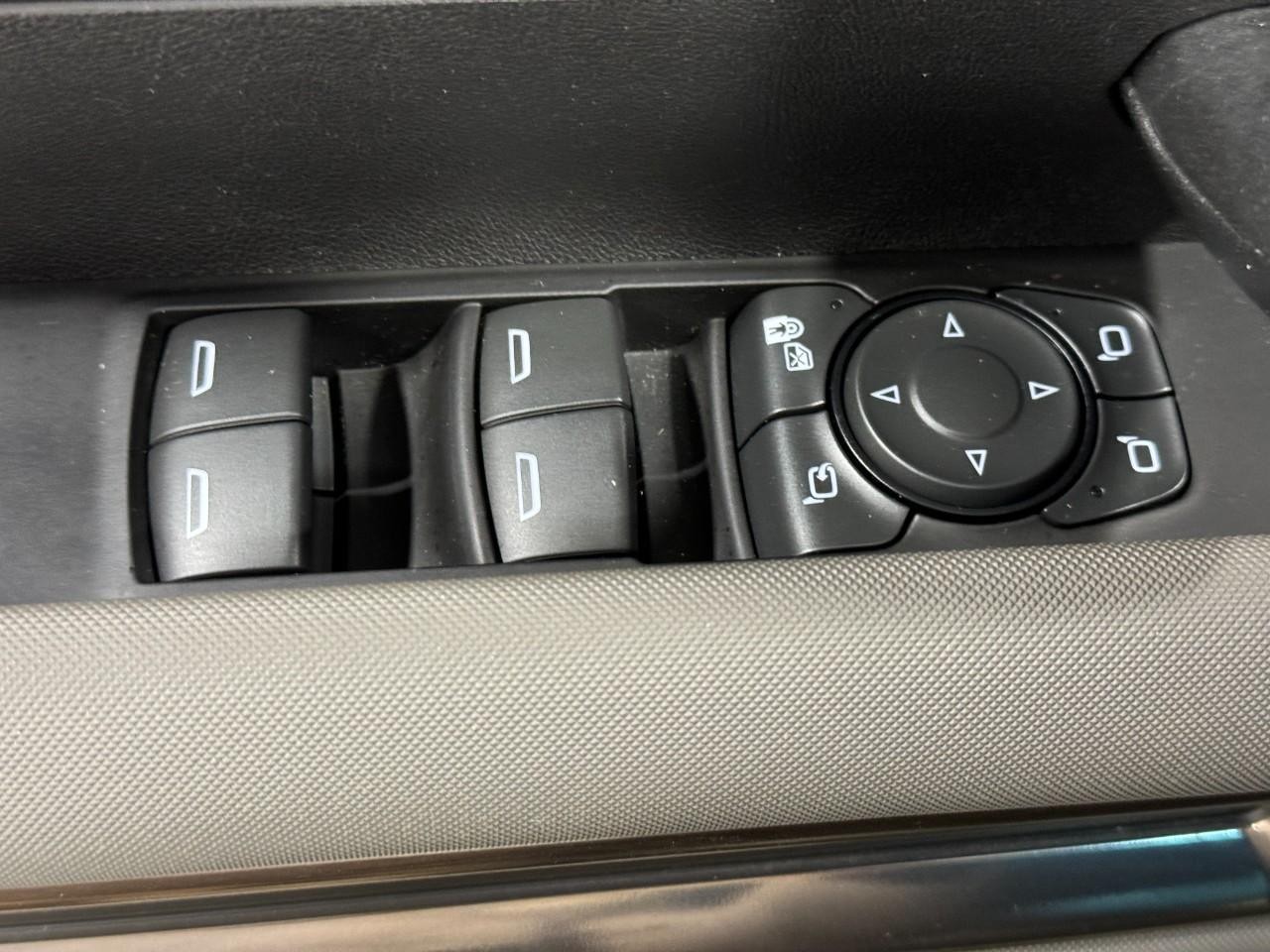 GMC HUMMER EV SUV Vehicle Full-screen Gallery Image 24