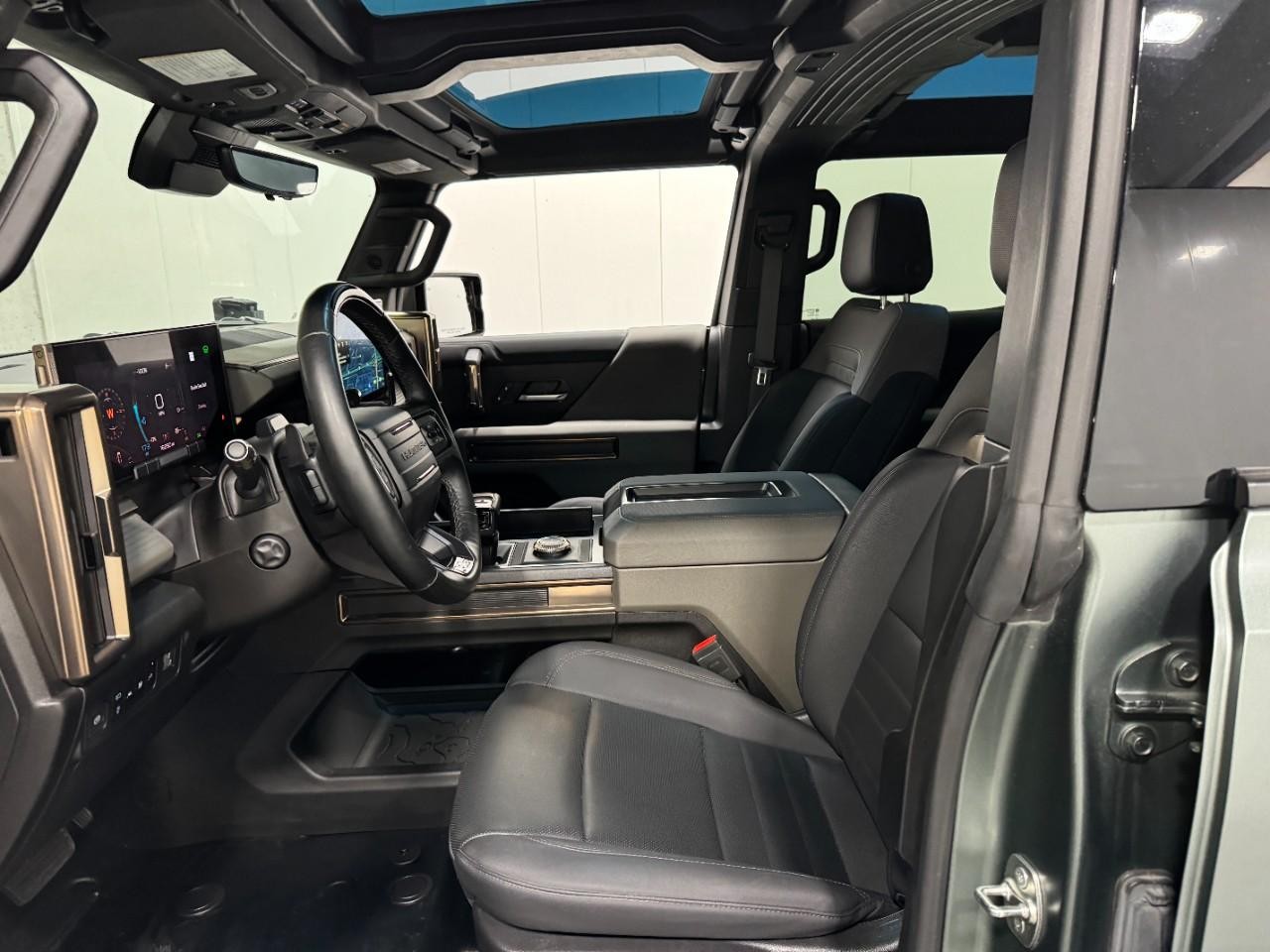 GMC HUMMER EV SUV Vehicle Full-screen Gallery Image 25