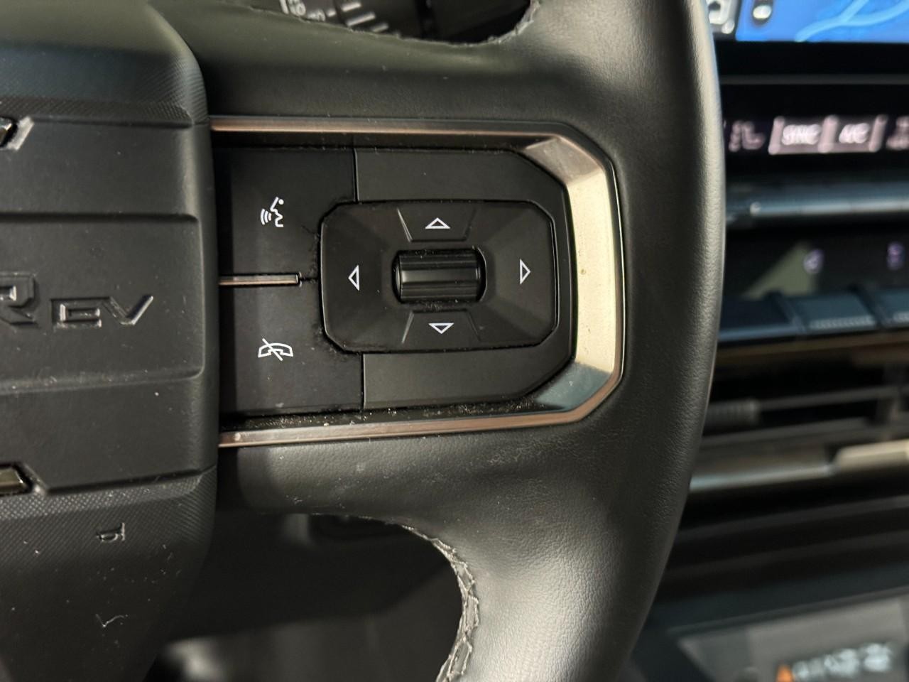 GMC HUMMER EV SUV Vehicle Full-screen Gallery Image 30