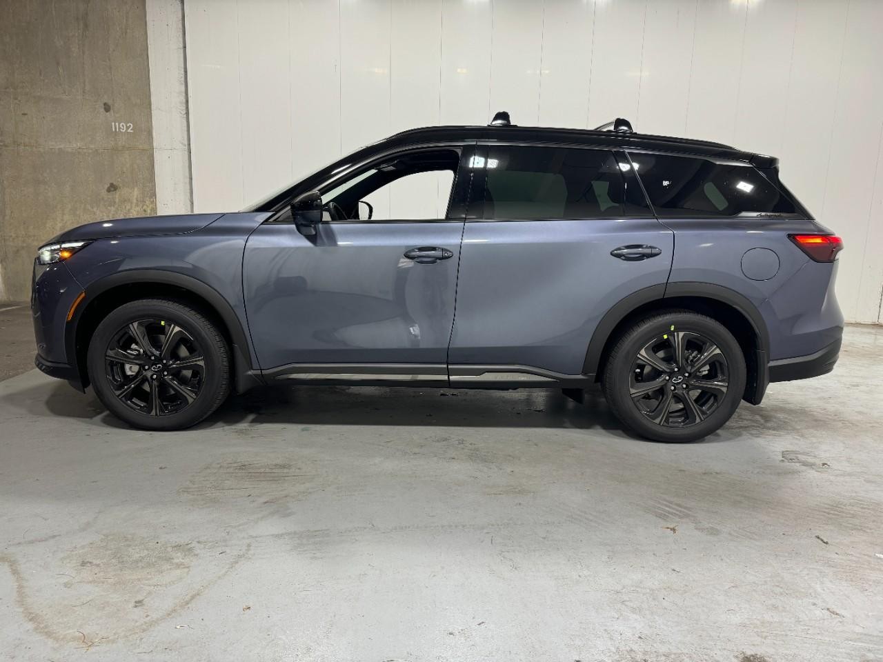 INFINITI QX60 Vehicle Full-screen Gallery Image 2