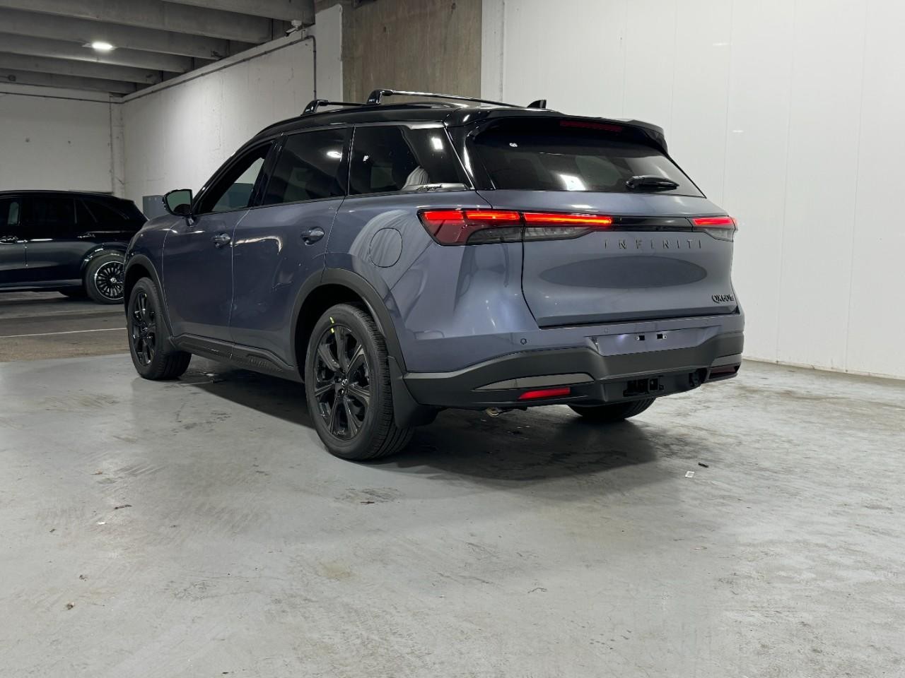 INFINITI QX60 Vehicle Full-screen Gallery Image 3