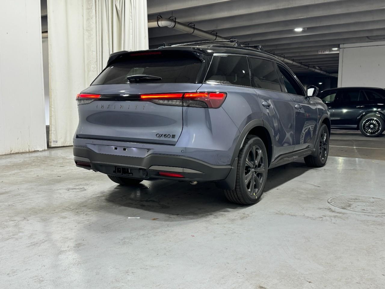 INFINITI QX60 Vehicle Full-screen Gallery Image 4