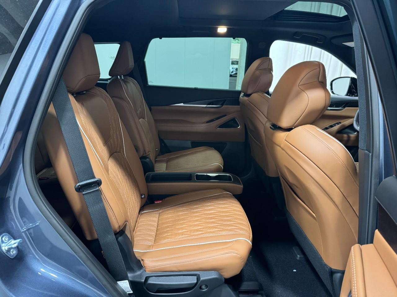 INFINITI QX60 Vehicle Full-screen Gallery Image 12