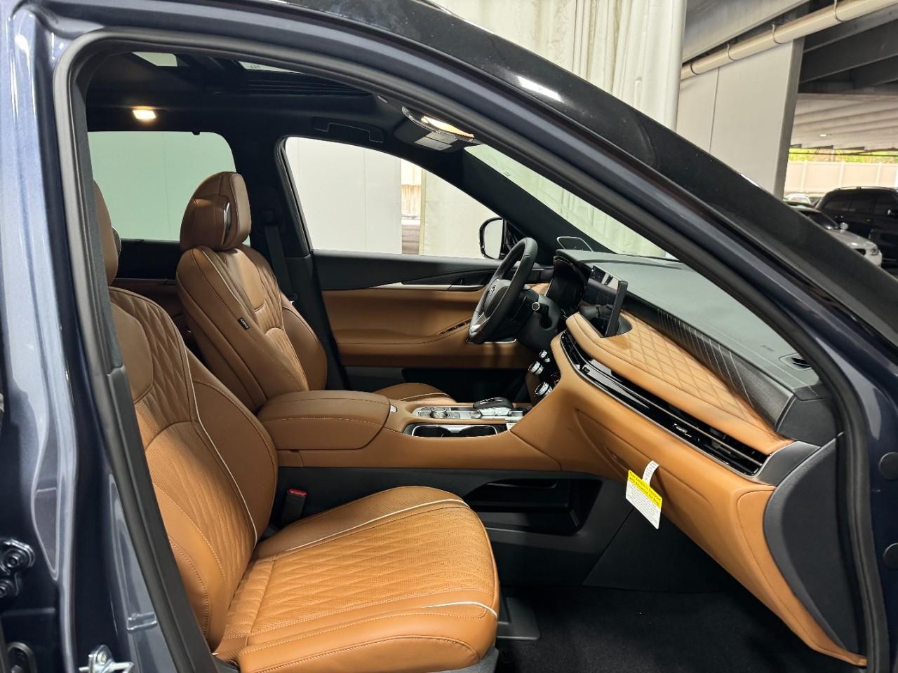 INFINITI QX60 Vehicle Full-screen Gallery Image 21