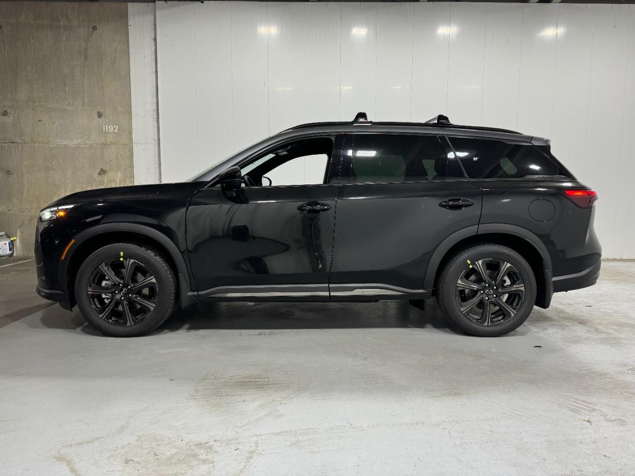 INFINITI QX60 Vehicle Full-screen Gallery Image 2