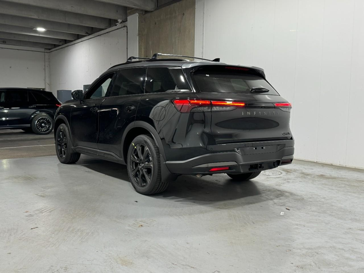 INFINITI QX60 Vehicle Full-screen Gallery Image 3