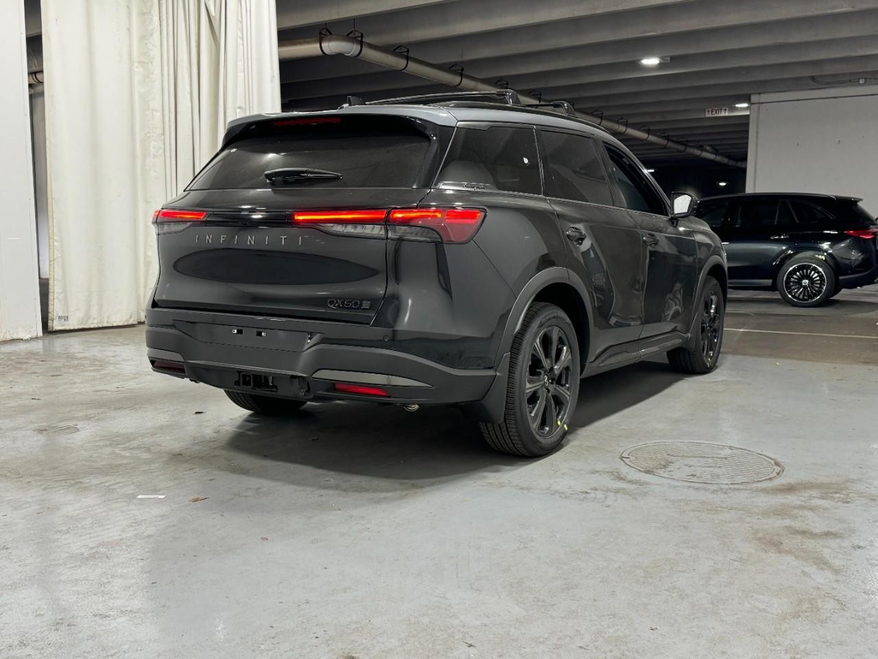 INFINITI QX60 Vehicle Full-screen Gallery Image 4