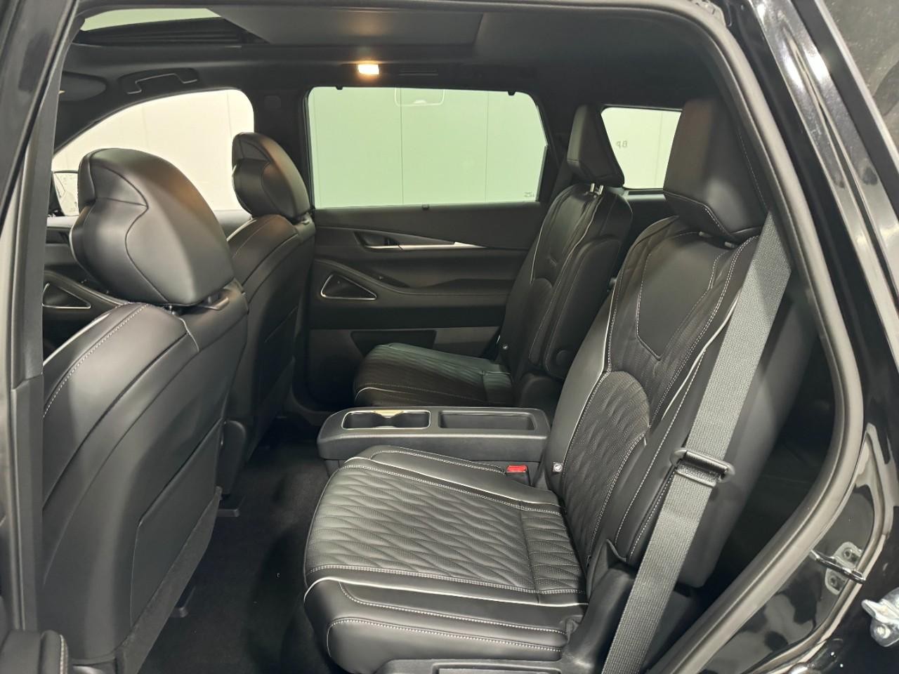 INFINITI QX60 Vehicle Full-screen Gallery Image 9