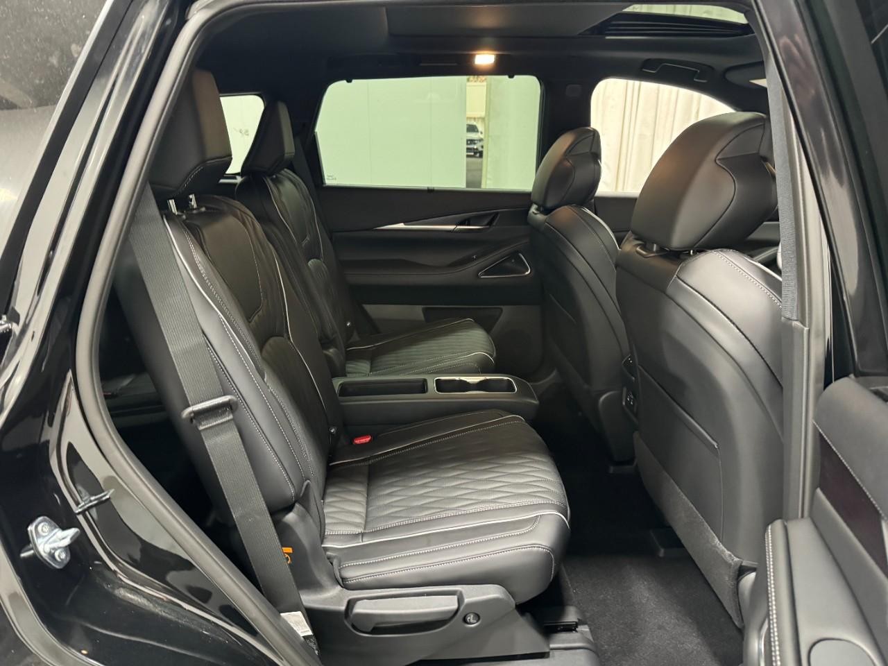 INFINITI QX60 Vehicle Full-screen Gallery Image 12