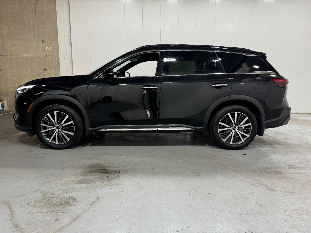 INFINITI QX60 Vehicle Full-screen Gallery Image 2