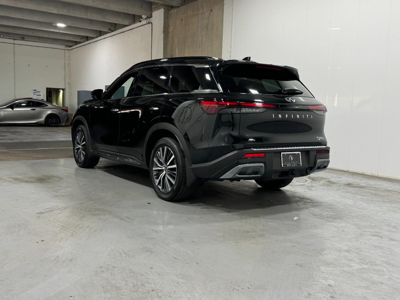 INFINITI QX60 Vehicle Full-screen Gallery Image 3