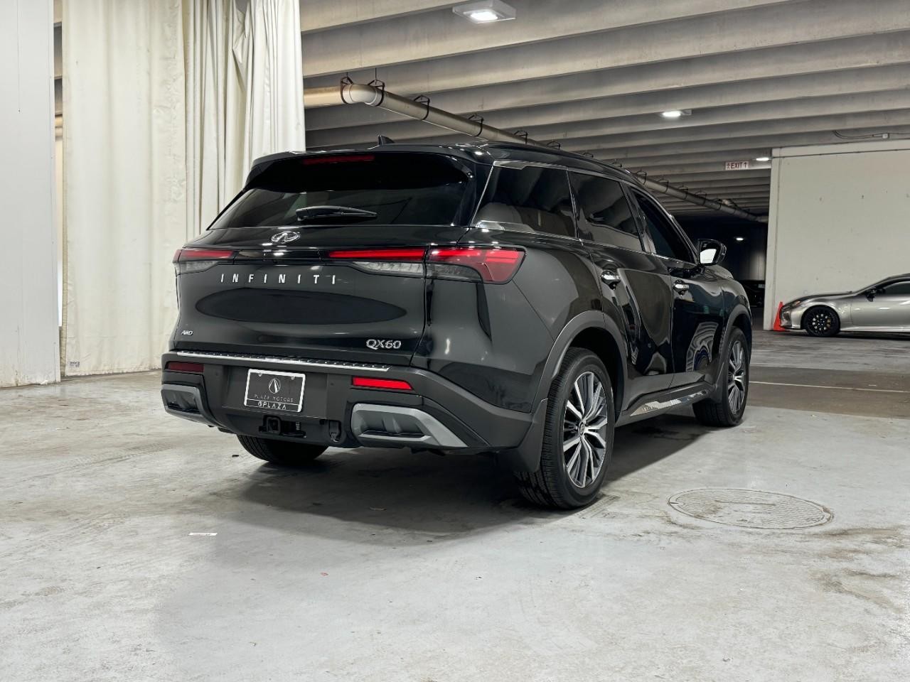 INFINITI QX60 Vehicle Full-screen Gallery Image 4