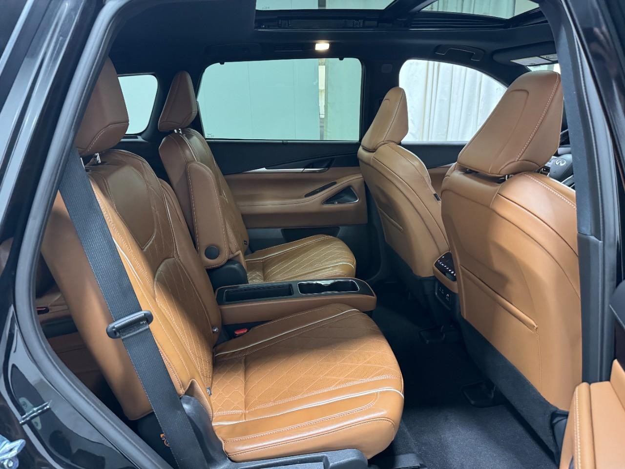 INFINITI QX60 Vehicle Full-screen Gallery Image 12