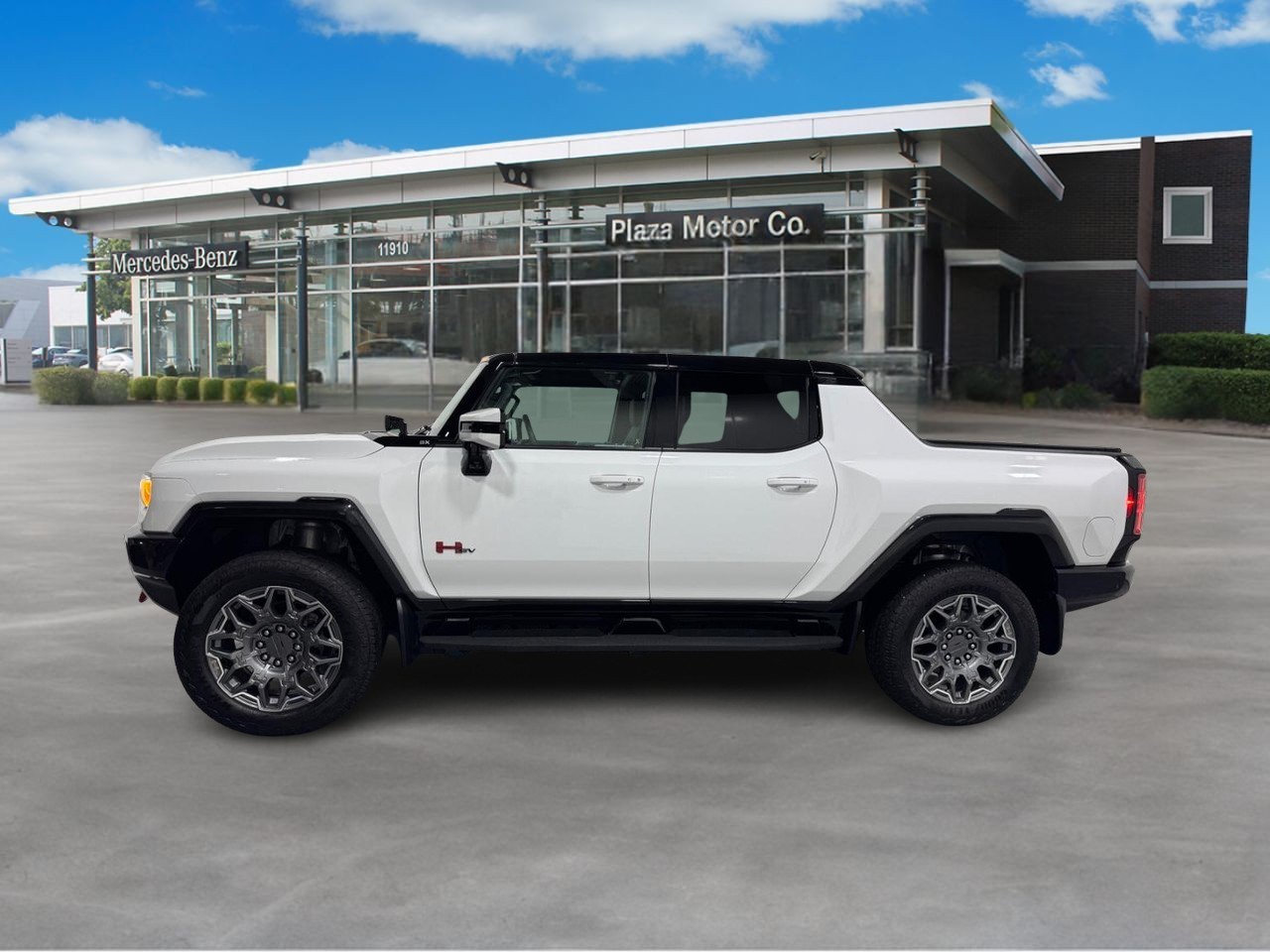 GMC HUMMER EV Pickup Vehicle Full-screen Gallery Image 2