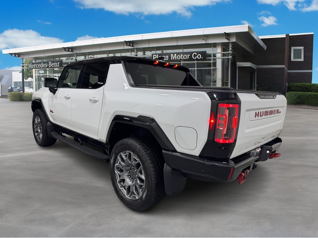 GMC HUMMER EV Pickup Vehicle Full-screen Gallery Image 3