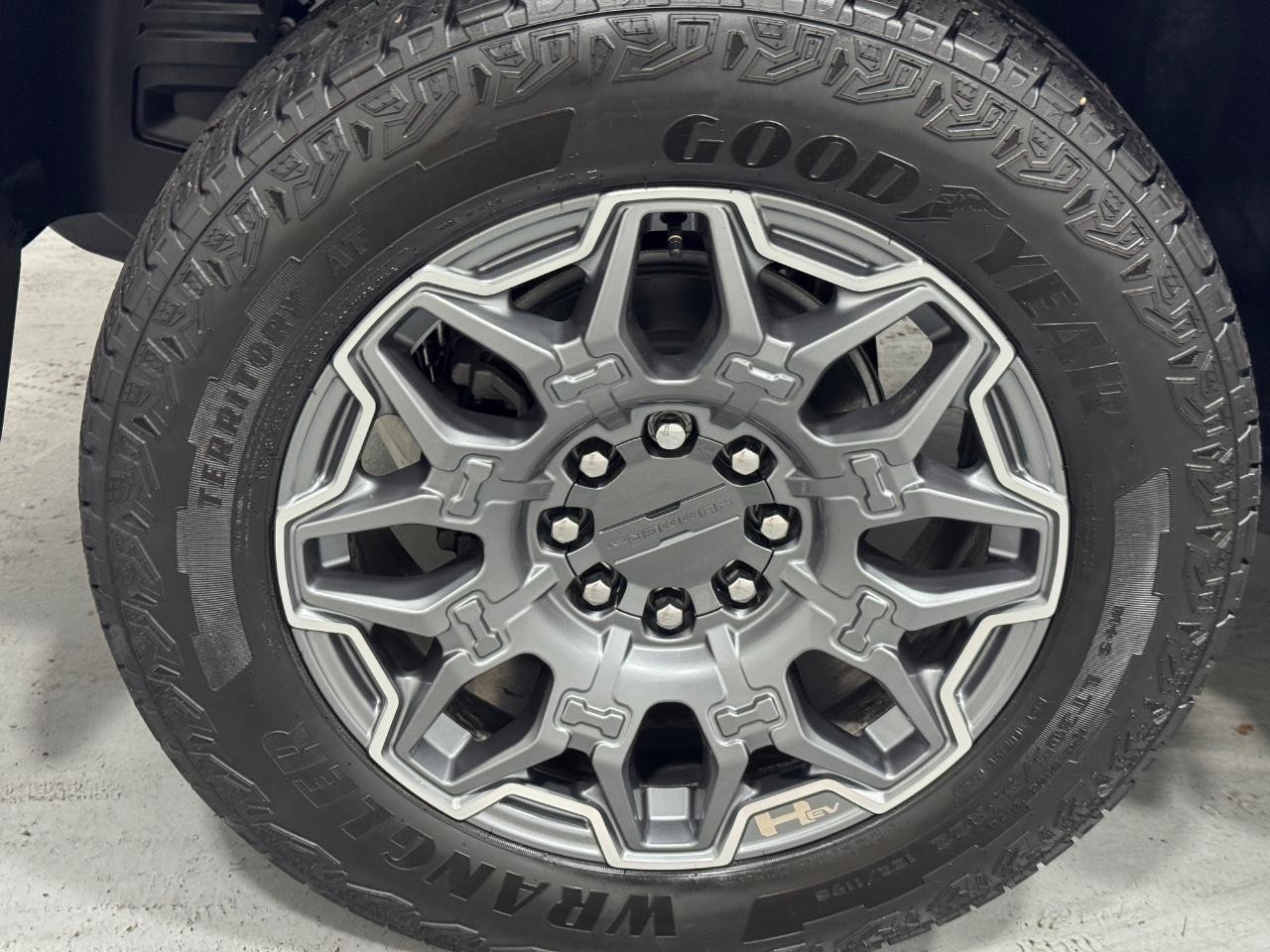 GMC HUMMER EV Pickup Vehicle Full-screen Gallery Image 5