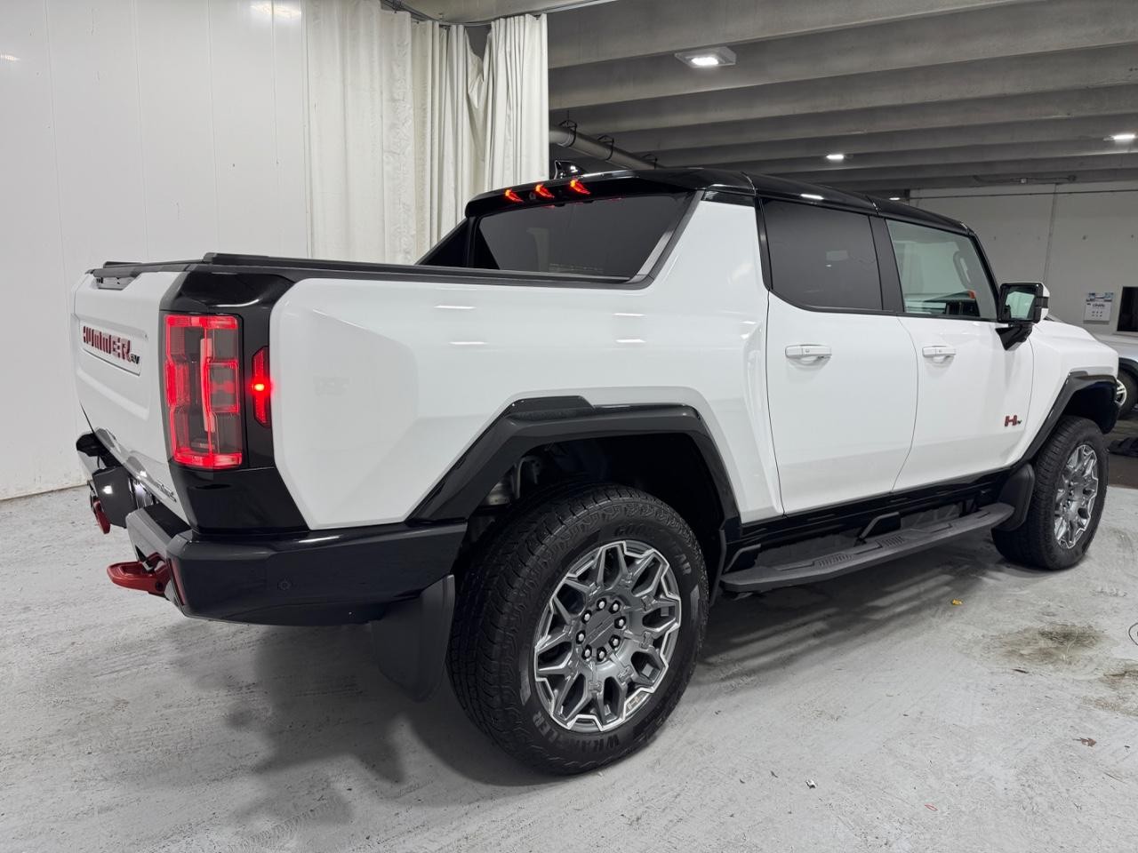 GMC HUMMER EV Pickup Vehicle Full-screen Gallery Image 6