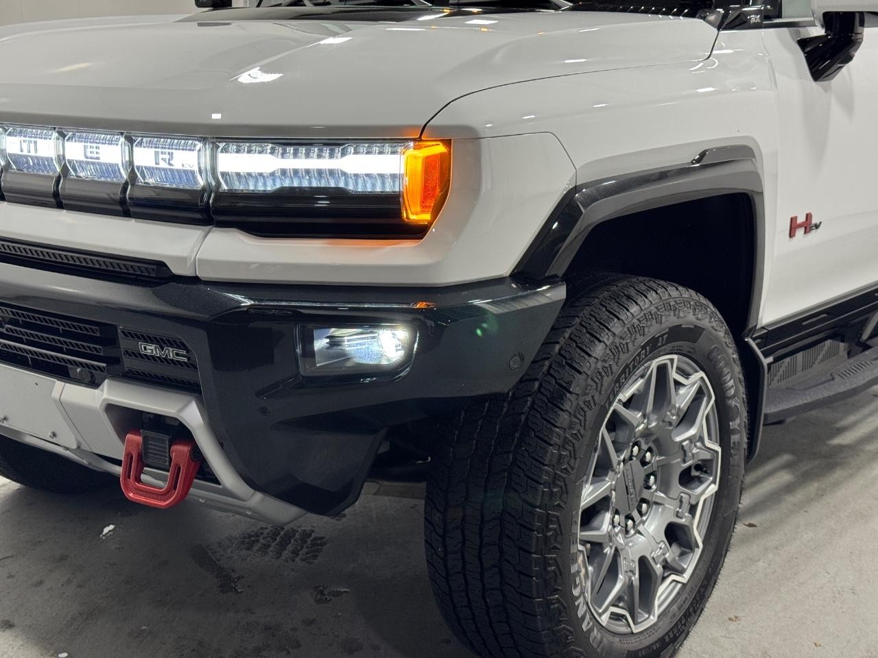 GMC HUMMER EV Pickup Vehicle Full-screen Gallery Image 7