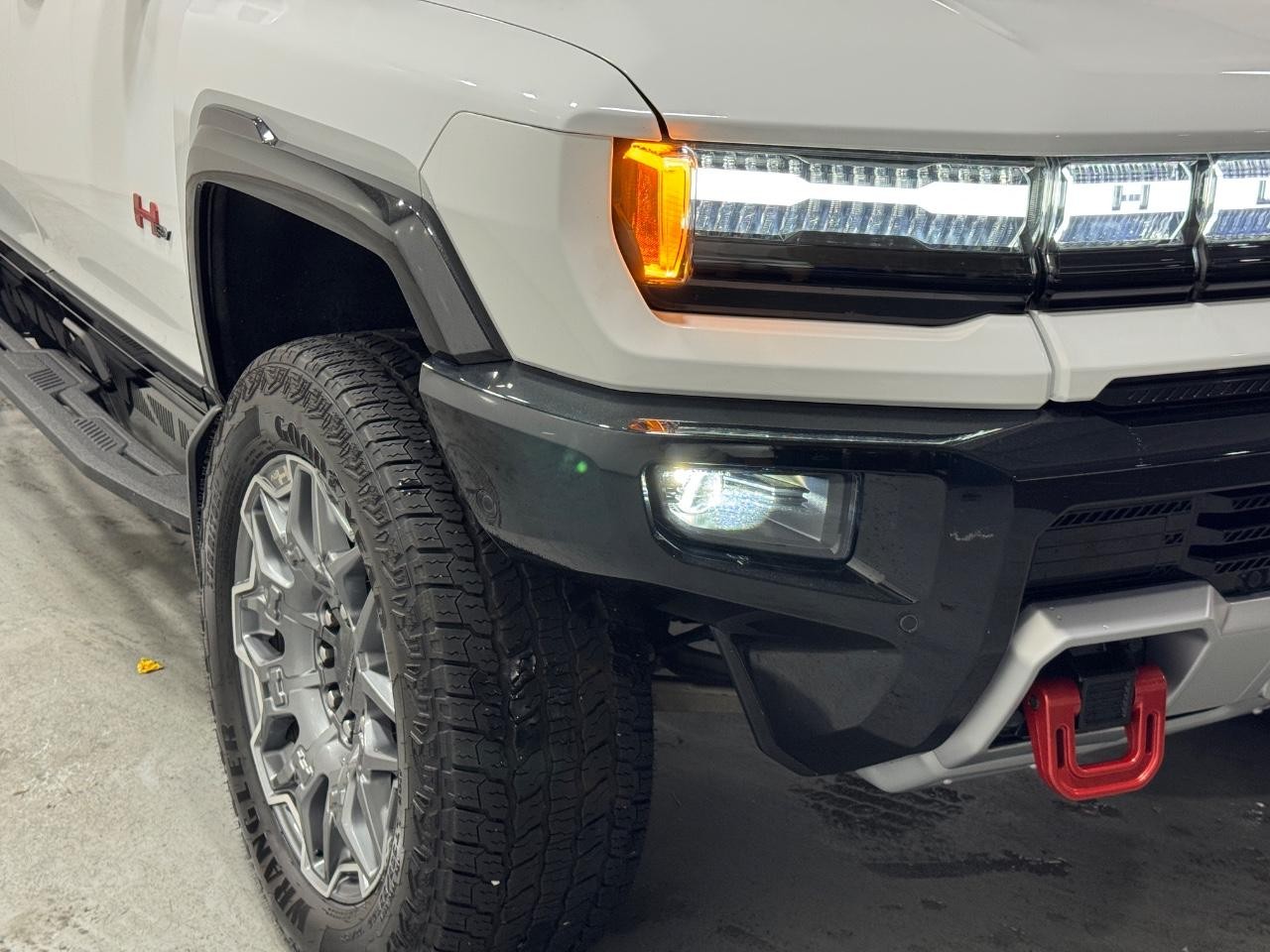 GMC HUMMER EV Pickup Vehicle Full-screen Gallery Image 8
