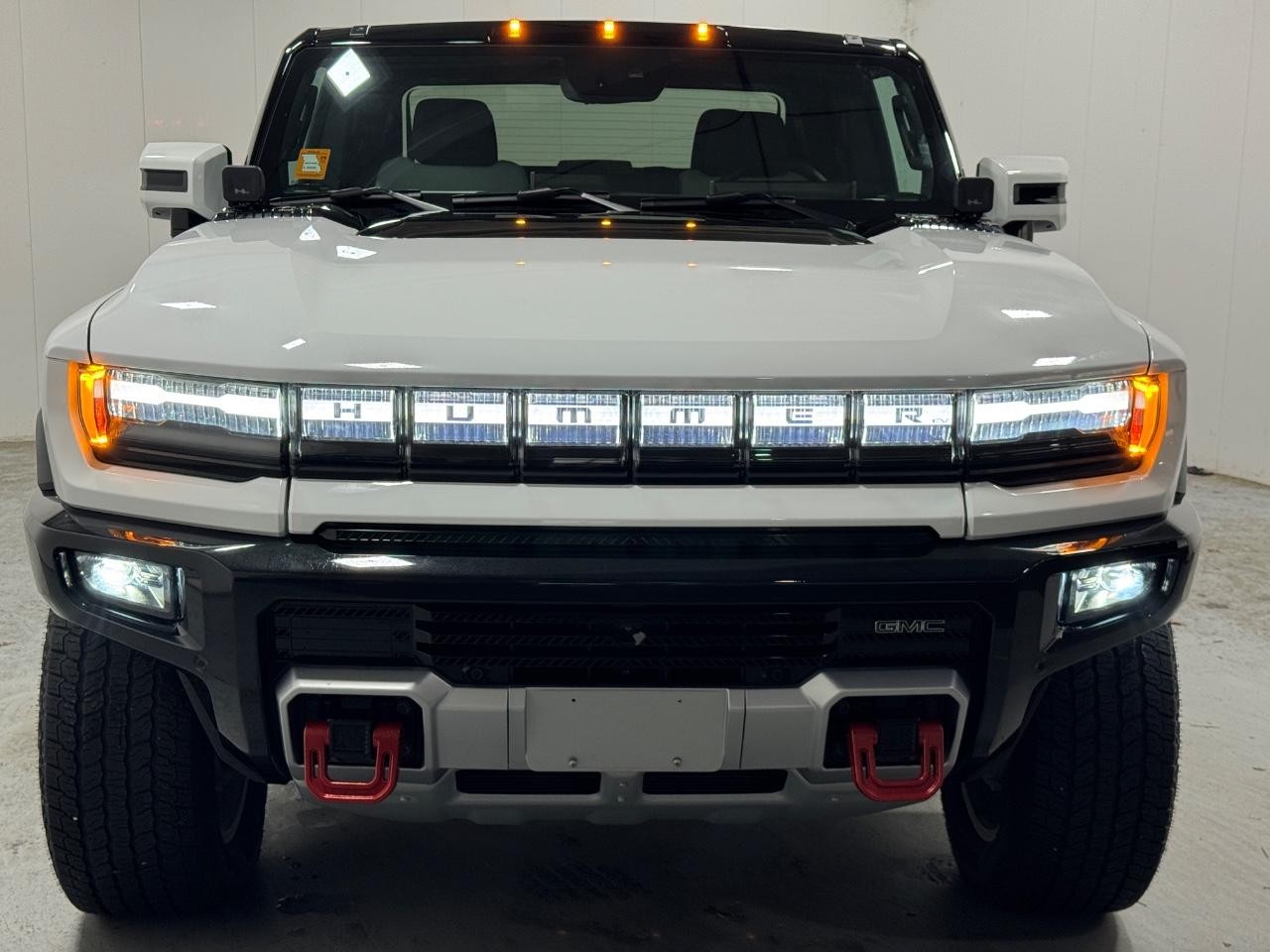 GMC HUMMER EV Pickup Vehicle Full-screen Gallery Image 9