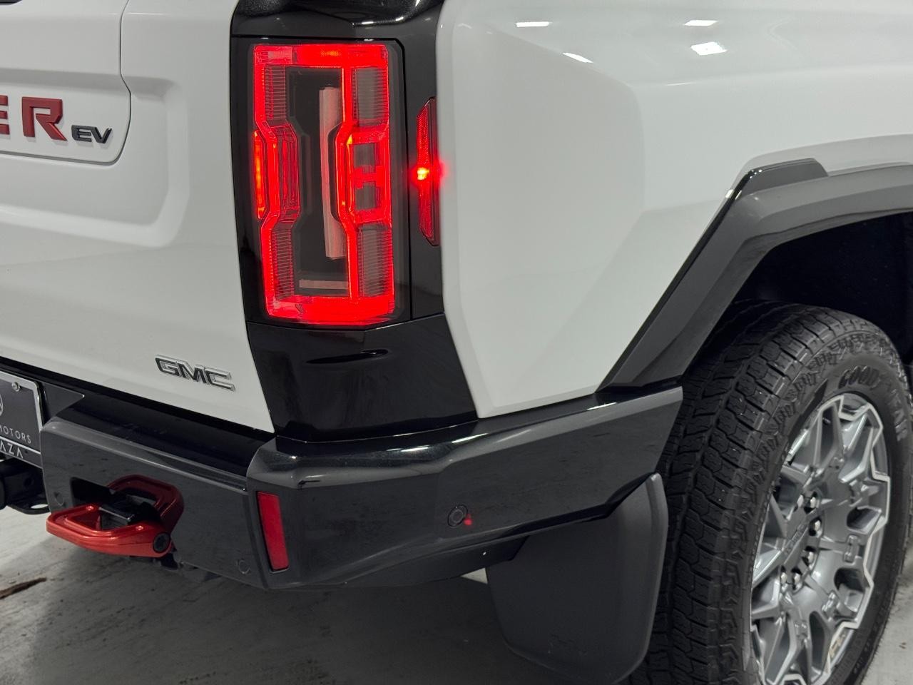 GMC HUMMER EV Pickup Vehicle Full-screen Gallery Image 10