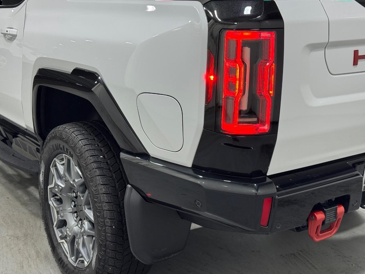 GMC HUMMER EV Pickup Vehicle Full-screen Gallery Image 11