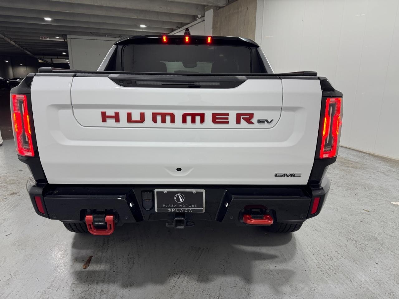 GMC HUMMER EV Pickup Vehicle Full-screen Gallery Image 12