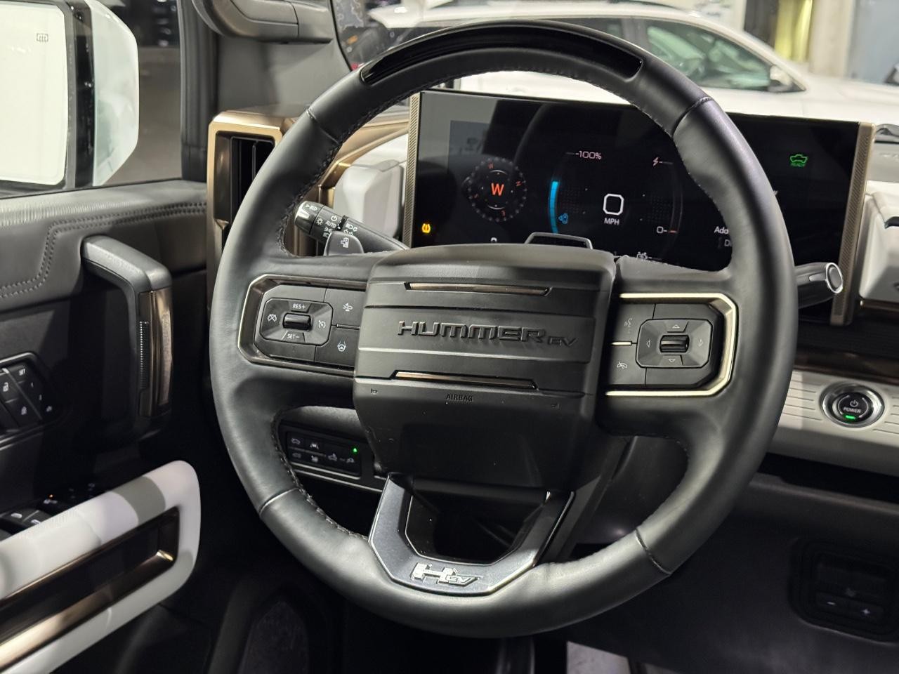 GMC HUMMER EV Pickup Vehicle Full-screen Gallery Image 13