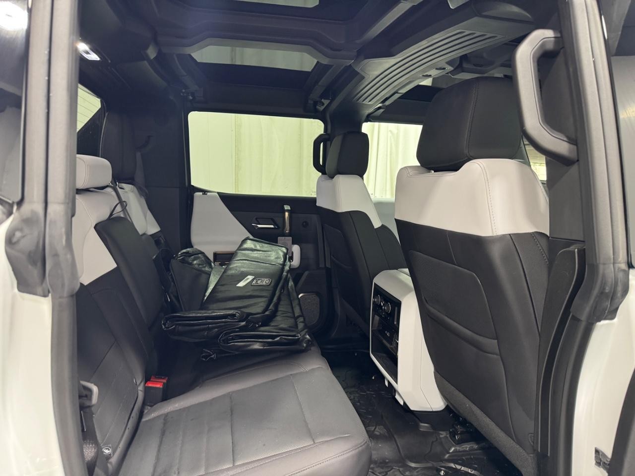GMC HUMMER EV Pickup Vehicle Full-screen Gallery Image 15