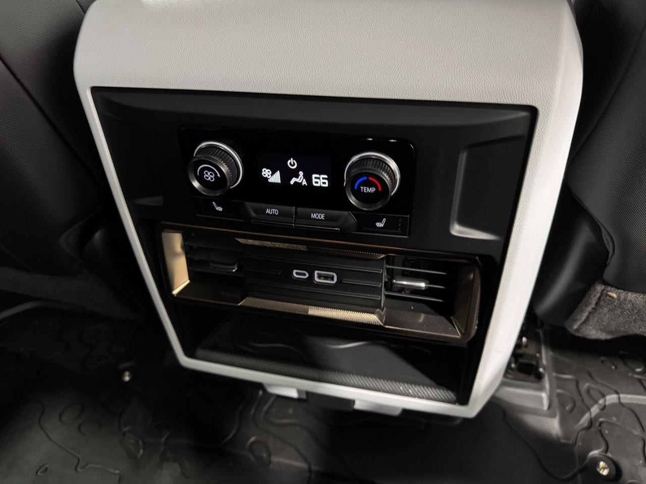 GMC HUMMER EV Pickup Vehicle Full-screen Gallery Image 16