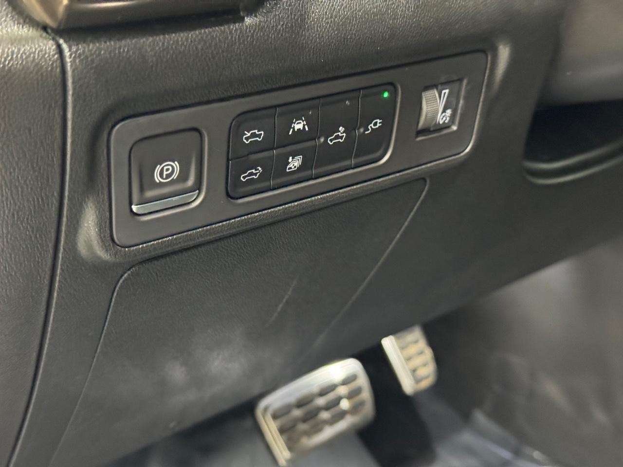 GMC HUMMER EV Pickup Vehicle Full-screen Gallery Image 21