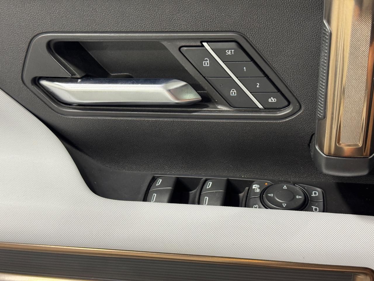 GMC HUMMER EV Pickup Vehicle Full-screen Gallery Image 27
