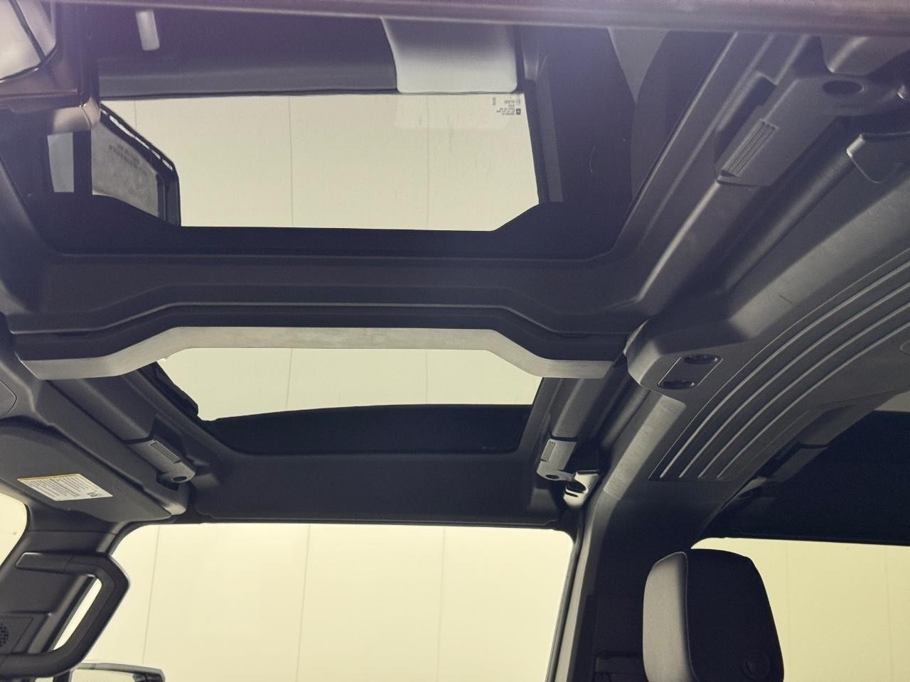 GMC HUMMER EV Pickup Vehicle Full-screen Gallery Image 28