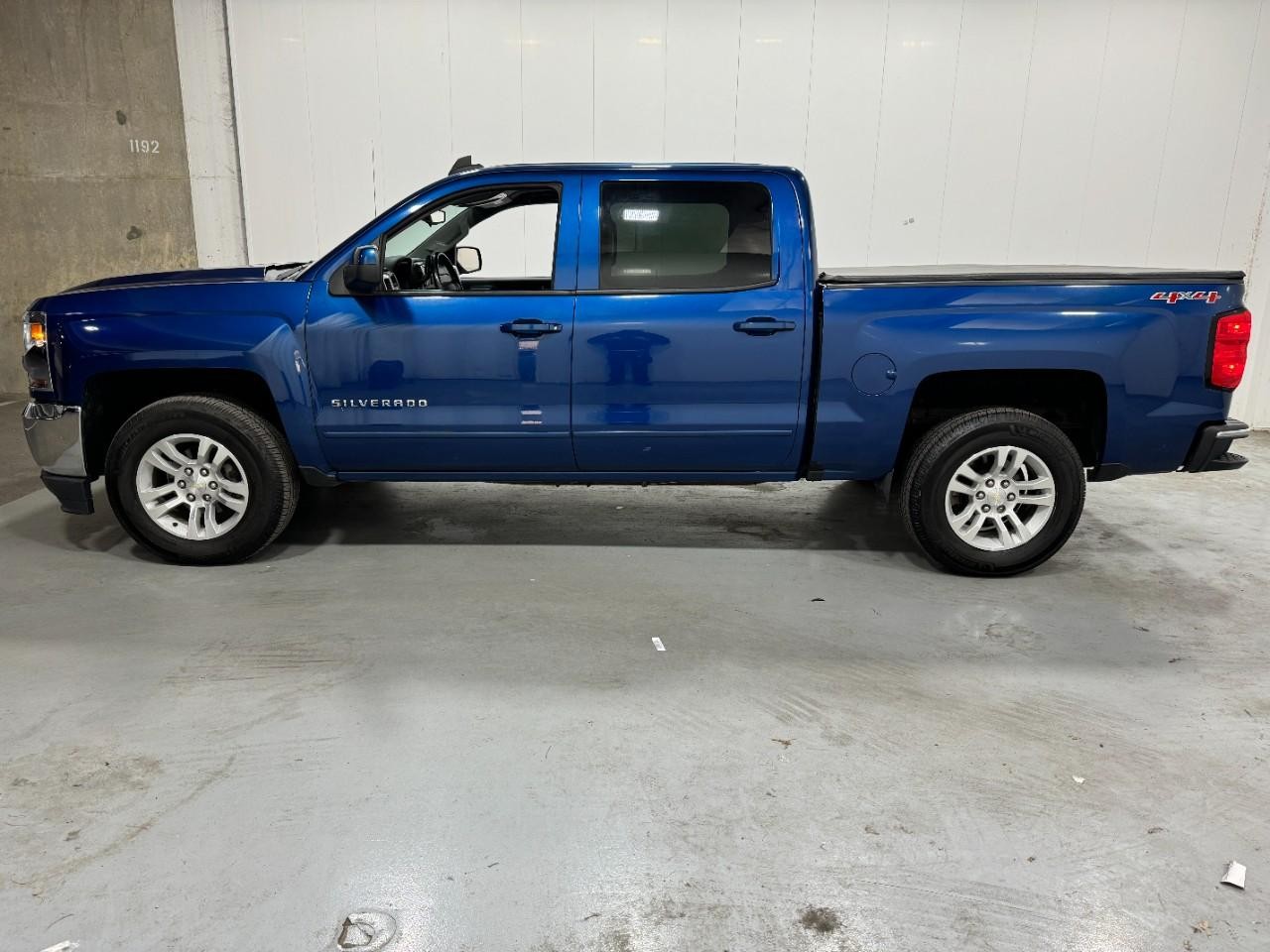 Chevrolet Silverado 1500 Vehicle Full-screen Gallery Image 2