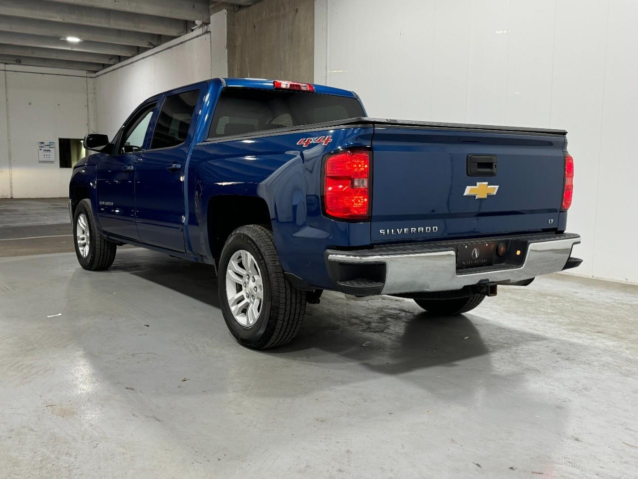Chevrolet Silverado 1500 Vehicle Full-screen Gallery Image 3