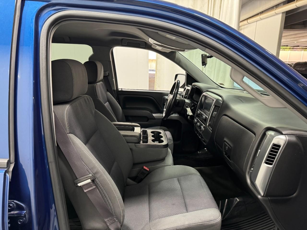 Chevrolet Silverado 1500 Vehicle Full-screen Gallery Image 16