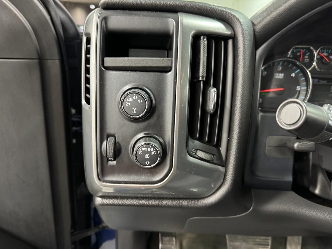 Chevrolet Silverado 1500 Vehicle Full-screen Gallery Image 24