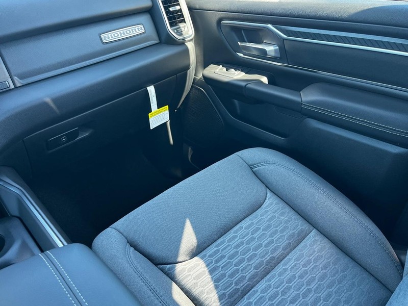 Ram 1500 Vehicle Full-screen Gallery Image 07
