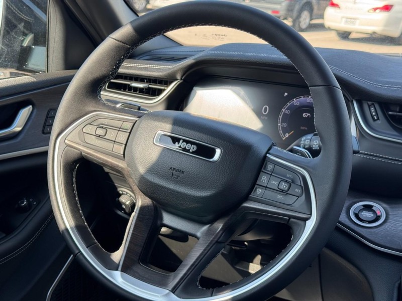 Jeep Grand Cherokee Vehicle Full-screen Gallery Image 07