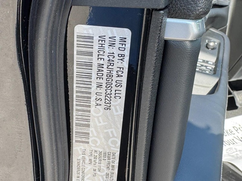 Jeep Grand Cherokee Vehicle Full-screen Gallery Image 11